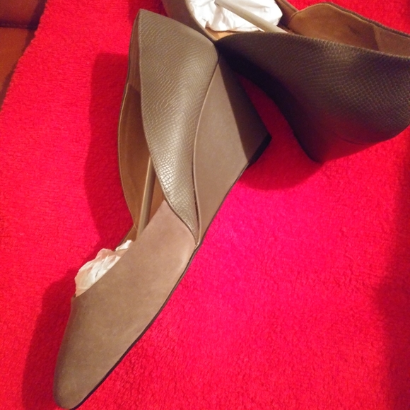 Tahari Wedged Heels Chicory Green - Picture 3 of 6